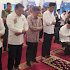 Mustofa Sindir Foto Kyai Ma'ruf Sholat Duduk: Urusan Dunia Kuat Berdiri