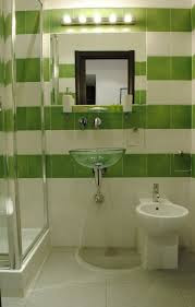 baño decorado con verde