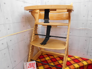 中古品の木製ハイチェアは2590円です。