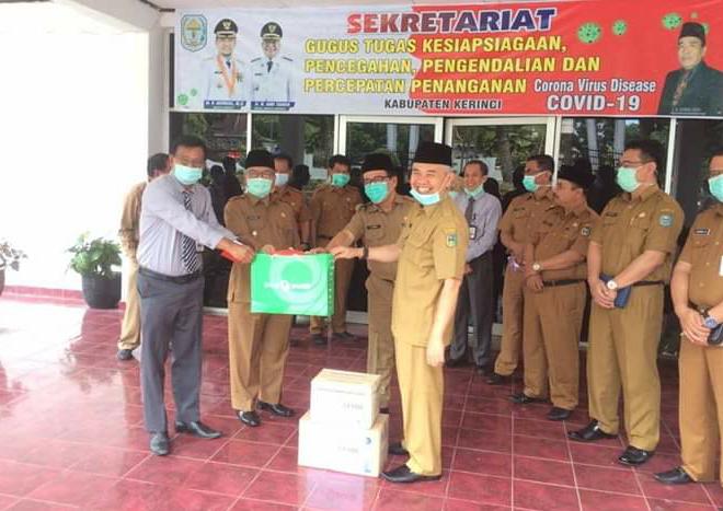 Bupati Kerinci Adirozal Terima Bantuan Ratusan Set APD Dari Bank Jambi