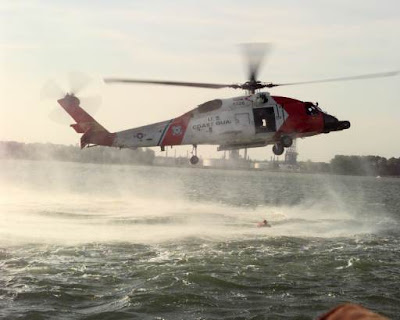 Helicóptero HH-60 volando con efecto suelo