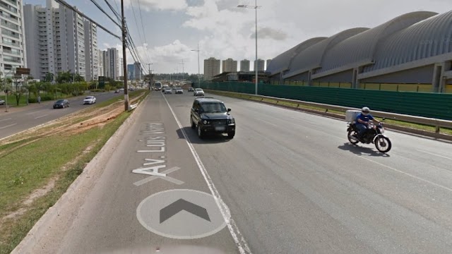 Motorista perde controle de carro e derruba poste na Paralela