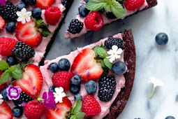   Very Berry Brownie Pizza