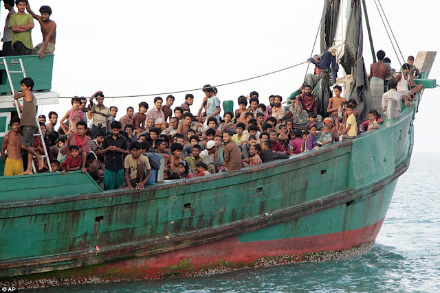 foto pengungsi rohingya diatas kapal_Fakta tentang Rohingya yang harus kamu tahu_lagaligo