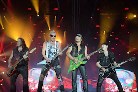 Pawel Maciwoda com seu baixo, Rusolf Schenker com sua Flying V, Matthias Jabs com a icônica guitarra verde com bandeirinhas do Brasil da primeira edição do Rock in Rio e Klaus Meine com sua guitarra. Todos lado a lado no palco tocando Coast to Coast. 