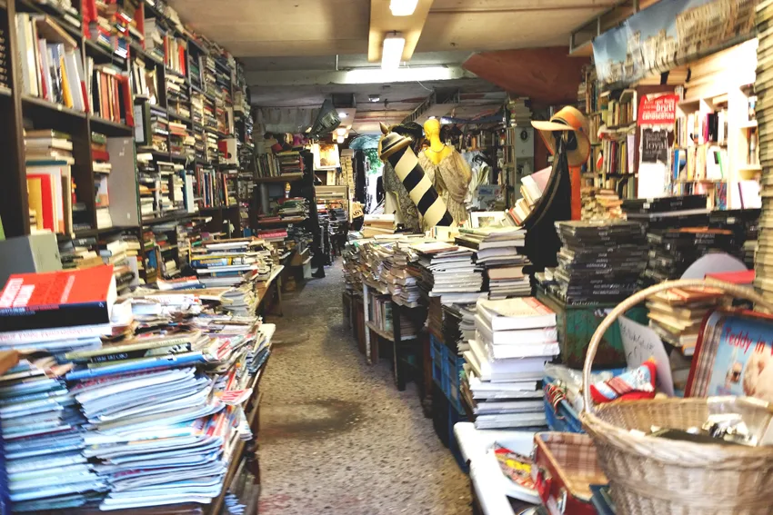 Libreria Acqua Alta — może najdziwniejsza księgarnia świata?