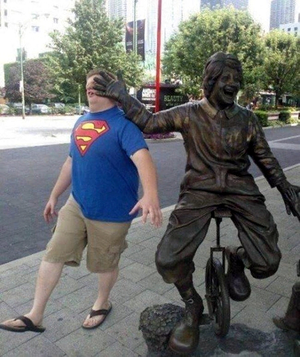 Hand einer Statue hat Mann ins Gesicht Spassbilder Lustige Bilder zum lachen Lustige Bilder, Lustige Menschen, Öffentlichkeit