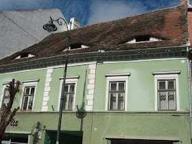 casas-con-ventanas-forma-ojo-sibiu-capital-transilvania-rumania-enlacima