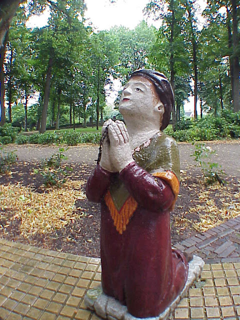 Lourdes Grotto replica, Katwijk (NL), photo by Robert van der Kroft, Sony Mavica Floppy Disk Digital Camera