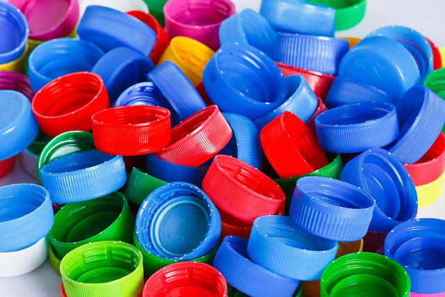 Les bouchons des bouteilles sont fabriqués à partir de plastique recyclable, mais ils sont si petits qu'ils risquent de se coincer dans la machine de recyclage et de l'endommager.