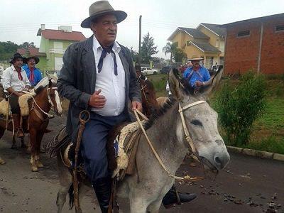 Prefeito chega para posse montado em um burro e diz que foi promessa