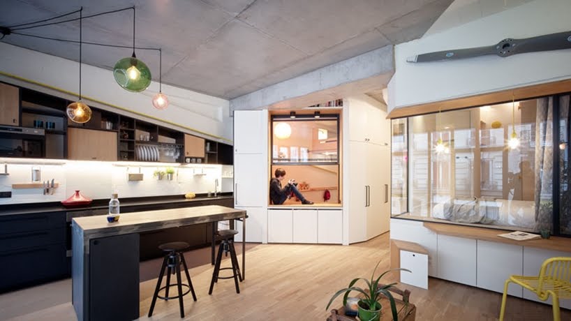 Este apartamento incluye una variedad de soluciones creativas para espacios pequeños