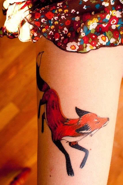 Una mujer con un tatuaje de zorro