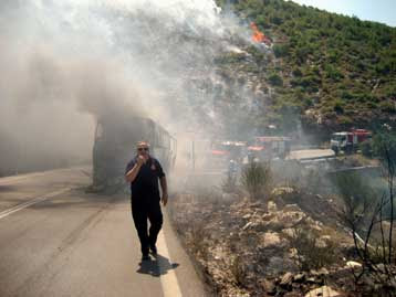 Τα Σκοπιανά ΜΜΕ κατηγορούν την Ελλάδα για εμπρησμό λεωφορείου!!!