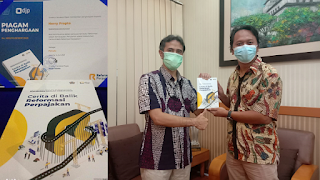 Foto bersama Kepala KPP Pratama Bandung Cibeunying Rustana Muhamad Mulud Asroem