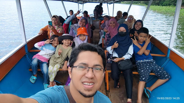 naik perahu di bendungan lahor