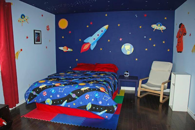 غرفة نوم كبيرة للشباب بسرير , لون ازرق , ورسومات 