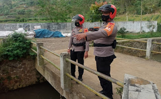 Team SAR Sat Brimob Polda Jabar Cek Kondisi Sungai Wilayah Lembang di Musim Penghujan