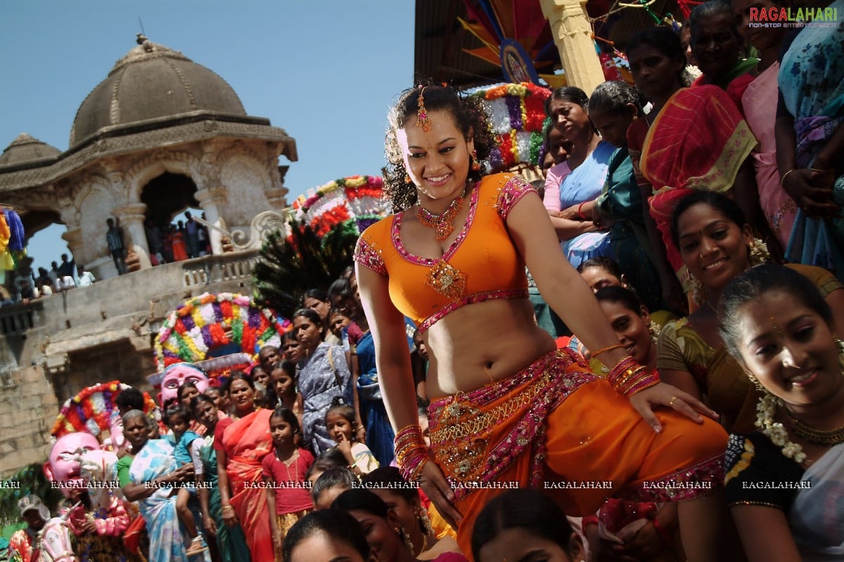 Suja Varunee dances in "Machi Suthtungada" song from the movie "Singakutty"