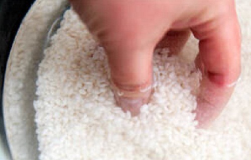 Đem ngâm gạo nếp ở trong nước
