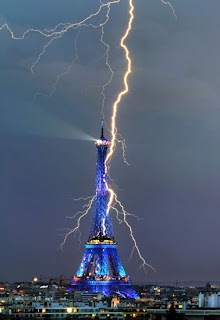 Pictures Girl  Eiffel Towered on Eiffel Tower Struck By Lightning Caters Eiffel Tower France S Most