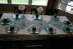 Turquoise And Gold Table Setting / turquoise & gold wedding | Table decorations, Gold wedding : The garland adorned with ornaments makes this dining table wonderfully festive while the blue and turquoise candlesticks and glass add a fresh contemporary edge.