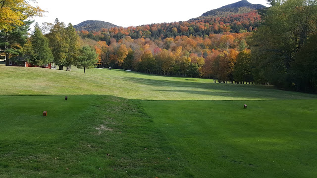 Terrain de golf avant le sentier pour Colvin, Blake, Nippletop et Dial.