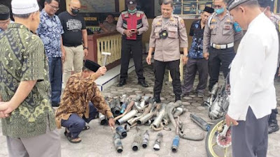 Kapolsek Parapat Pimpin Pemusnahan Puluhan Knalpot Blong