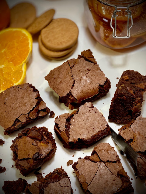 Brownie sin harina, de galletas molidas y naranja confitada