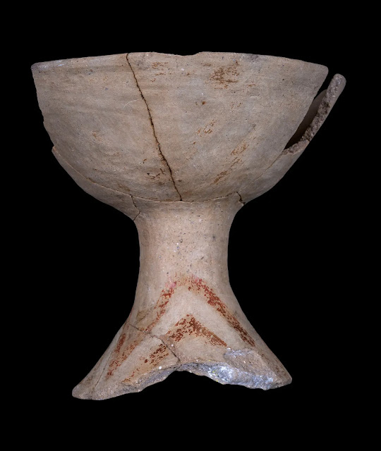 Διακοσμημένη "καρποδόχη" για την προσφορά τροφής. Βρέθηκε μαζί με άλλες, αποθηκευμένες σε οίκημα του 5240 π.Χ. © Αρχείο ανασκαφής Δισπηλιού. [Credit: Σ. Μαυρομάτης]