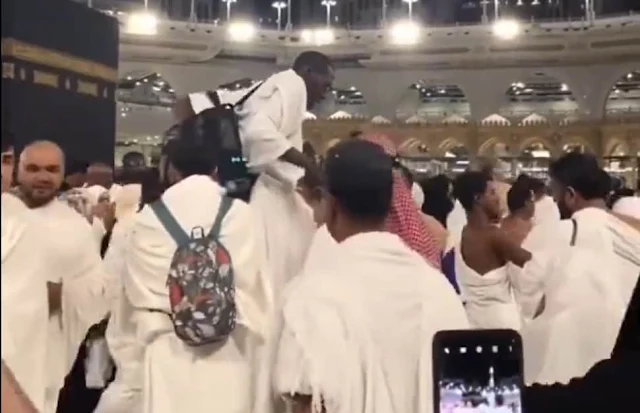 A video of a Tall man among Pilgrims in Makkah Grand Mosque goes Viral - Saudi-Expatriates.com