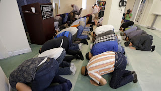 Musulmonai darbuotojai meldžiasi darbo vietoje