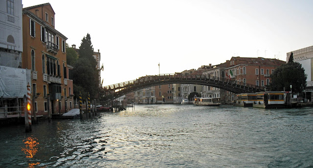 canal plus venice bridge