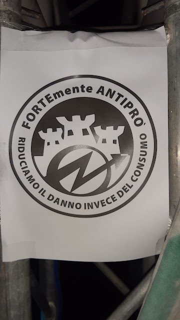 il logo del collettivo antiproibizionista del forte, si legge: "FORTEmente ANTIPRO. Riduciamo il danno invece che il consumo"