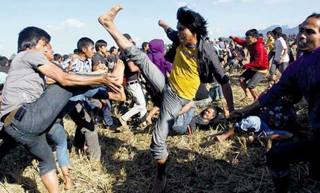 Sisemba : Tradisi saling Menendang dalam Masyarakat Toraja