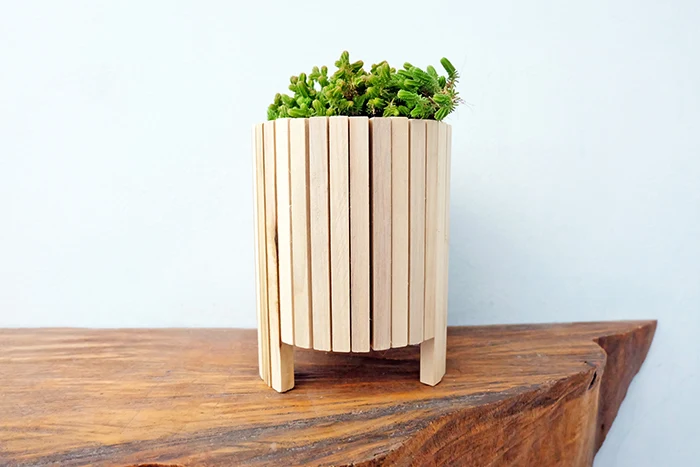 paint can planter using quart can and square dowels