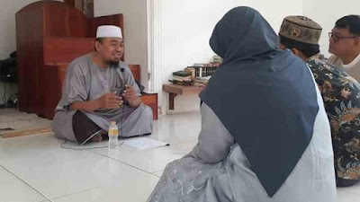 Ustadz Yadi Supriadi tuntun Sepasang suami istri Non-muslim Mengucap dua Kalimat syahadat di Masjid Imam Syafii..