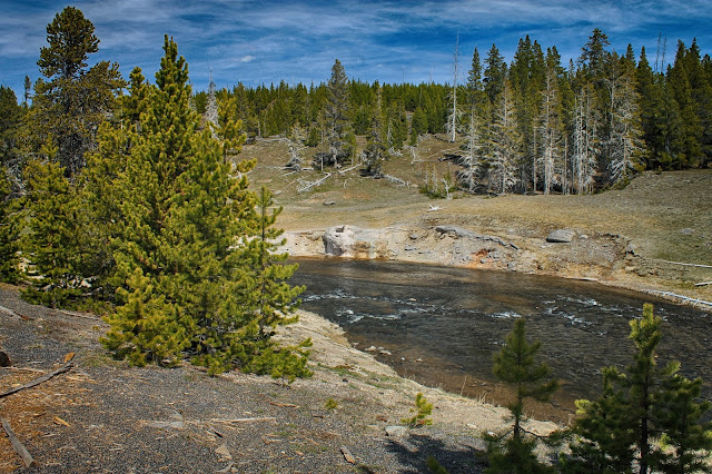 Yellowstone National Park Wyoming Idaho Montana geology travel field trip bison buffalo elk river geyser copyright RocDocTravel.com