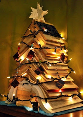 Originales árboles de navidad hechos con libros