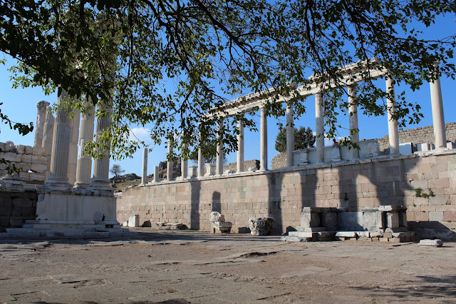 Bergama, İlk parşömen, ilk Asya Kütüphanesi, arastası, Hacı Hekim Hamamı, Mescitaltı Mescidi, Pergamon Antik Kenti, taş ev, Kızıl avlu, Serapeion, akropol