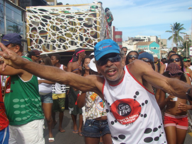 Banho à fantasia, o abre alas do carnaval de Salvador