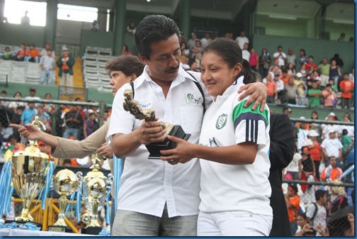 entrega del señor oscar rivera a marilyn marroquin 21 goles hechos clausura 2013