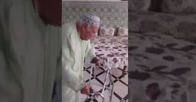 مؤثر جدا بالفيديو اخر لحظات الراحل حمادي عمور وهو يؤدي صلاة العيد