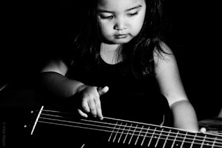 Gambar bayi perempuan bermain gitar wallpaper