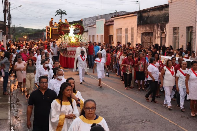 Fiéis católicos participam de procissão em honra à co-padroeira de Maruim