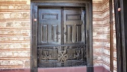  Εδώ και 194 χρόνια, η κεντρική πύλη του Οικουμενικού Πατριαρχείου στο Φανάρι είναι σφραγισμένη...  Όποιος θέλει να εισέλθει στον χώρο όπου ...