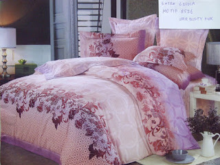 sprei motif ukir dusty pink