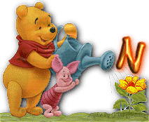 Abecedario de Winnie the Pooh y Piglet Regando una Flor.