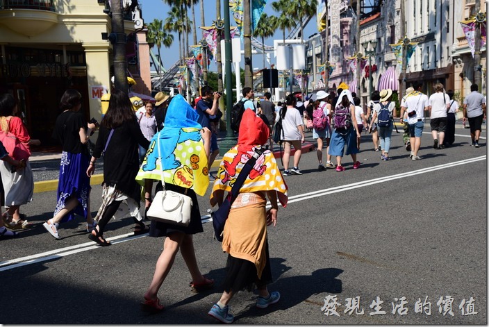 日本大阪-環球影城。這個頭套披肩不錯，在夏天可以防曬還可以擦汗。