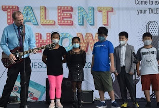 penampilan guru dan siswa di acara YIS Talent Show